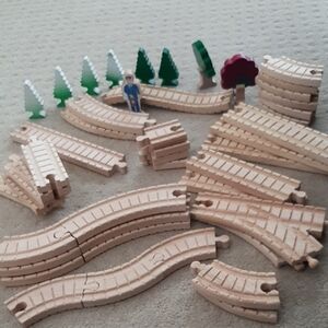 Thomas Wooden Train Track Set with Trees and Figure. Clickity Clack Track. New
